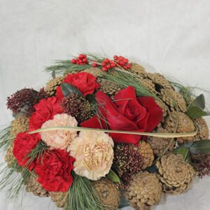 🌹✨ Centro con Flores Rojas – Pasión y Elegancia Natural