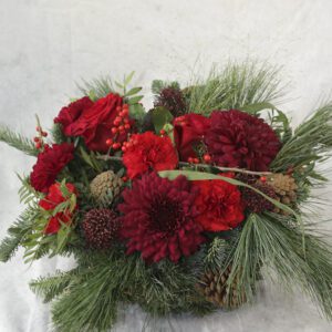 🌹🍂 Centro con Flores Rojas y Piñas – Elegancia Natural con Toque Otoñal
