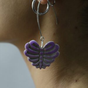 🦋 Pendientes Mariposa Asimétricos – Esmalte Cloisonné Púrpura