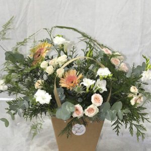 🌸🤍 Cesta con Asas en Tonos Suaves – Delicadeza y Elegancia Natural